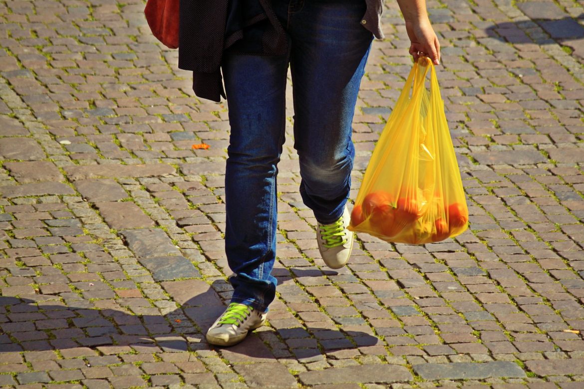 “بلدية دبي” تفرض رسوم 25 فلس على الأكياس البلاستيكية بالمتاجر بدء من يوليو