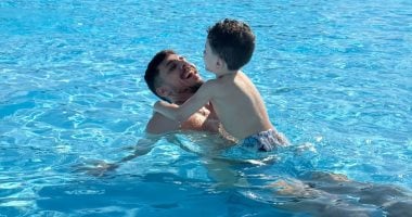 لحظات استجمام محمد شريف مع ابنه في المسبح خلال عطلته الصيفية 2025.. صور
