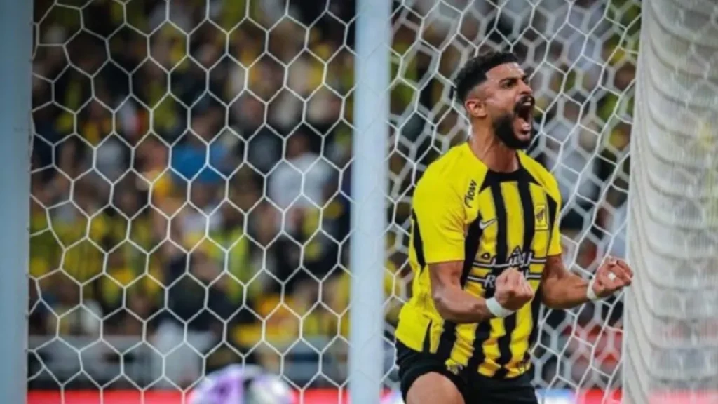 رغم رفض النصر.. تطورات مفاجئة تضع العمري على أبواب العودة للاتحاد 2025