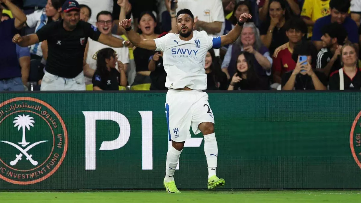 سالم الدوسري يحقق إنجازاً تاريخياً مع الهلال.. مشاركته في مواجهة الرياض