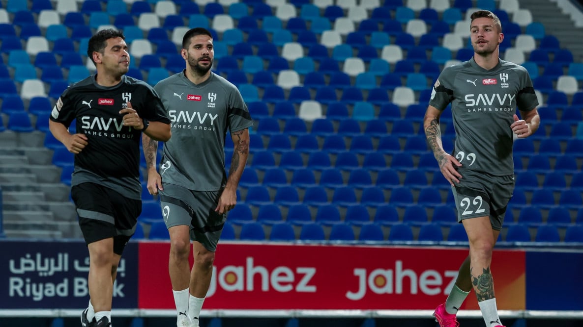 نجم الهلال المحترف يغادر دكة إنزاجي ويتجه إلى الدوري الإيطالي.. طلب مزدوج من ثنائي عملاق للصربي