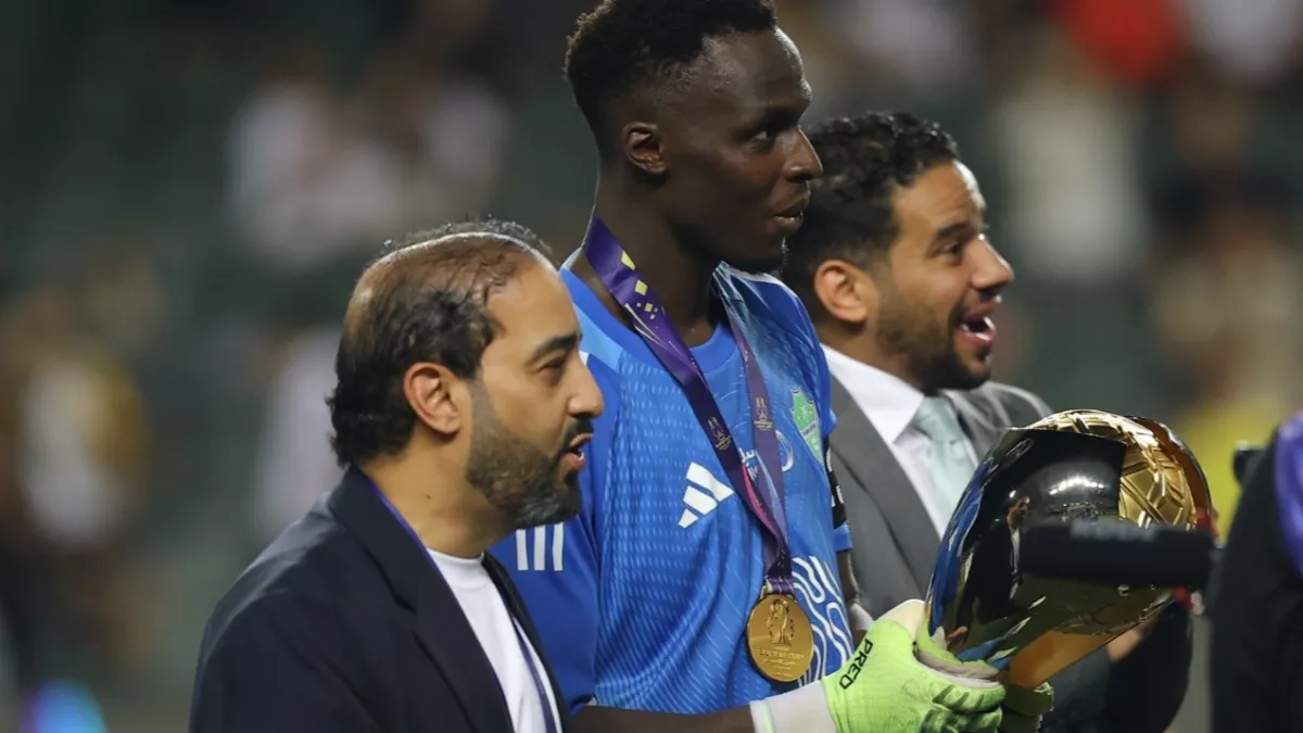 ياسر المسحل يُحرج رئيس الأهلي خلال التتويج.. تجاهل وارتباك واضح